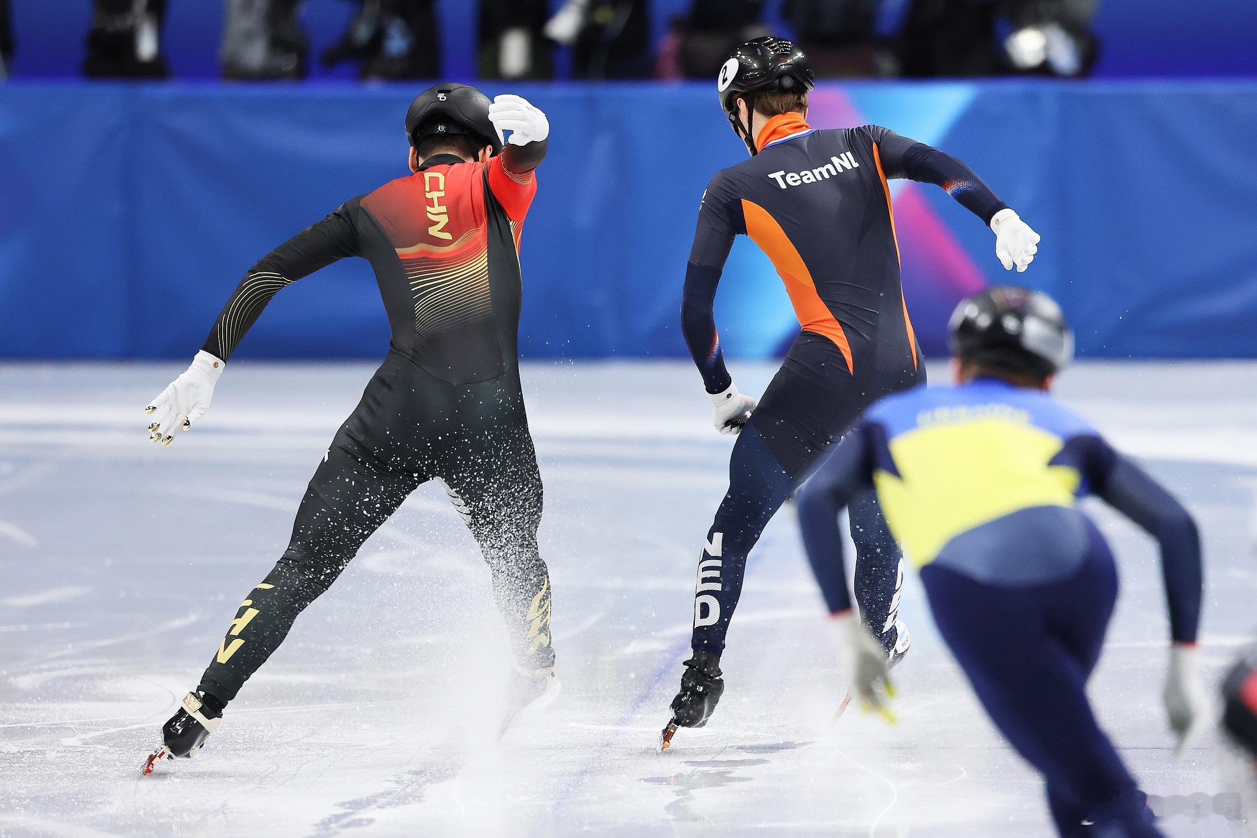 刘少昂摔了此刻皆不凡冬奥会 在米兰冬奥会男子短道速滑500米比赛中，刘少昂最终在