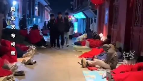 泰山过夜变“渡劫”？记者卧底揭开山顶真相：100 元睡地板，388 元挤舱房，这