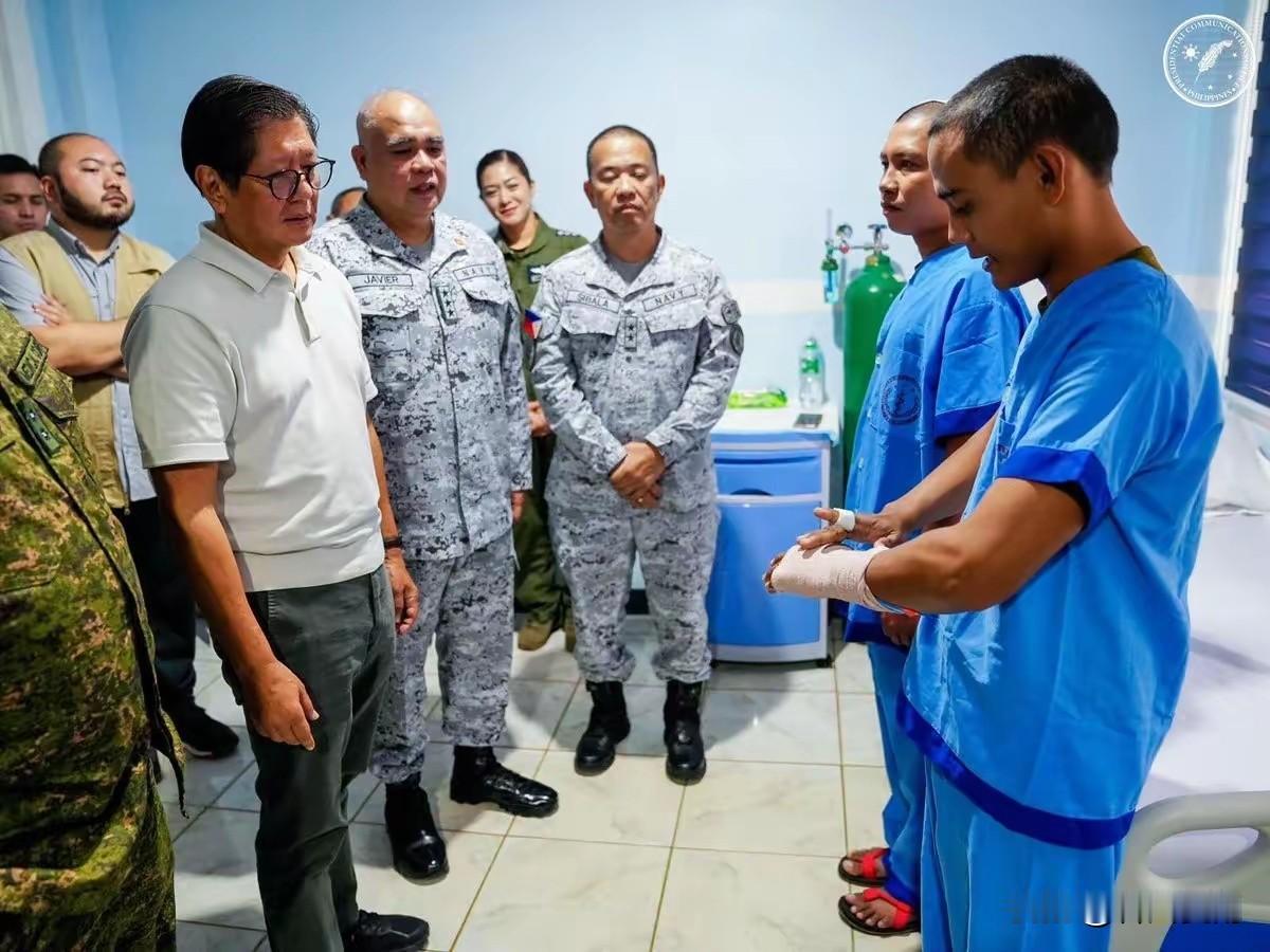 菲律宾总统小费迪南德·马科斯，周四慰问两名在仁爱礁海域受伤的菲律宾海军人员。菲律