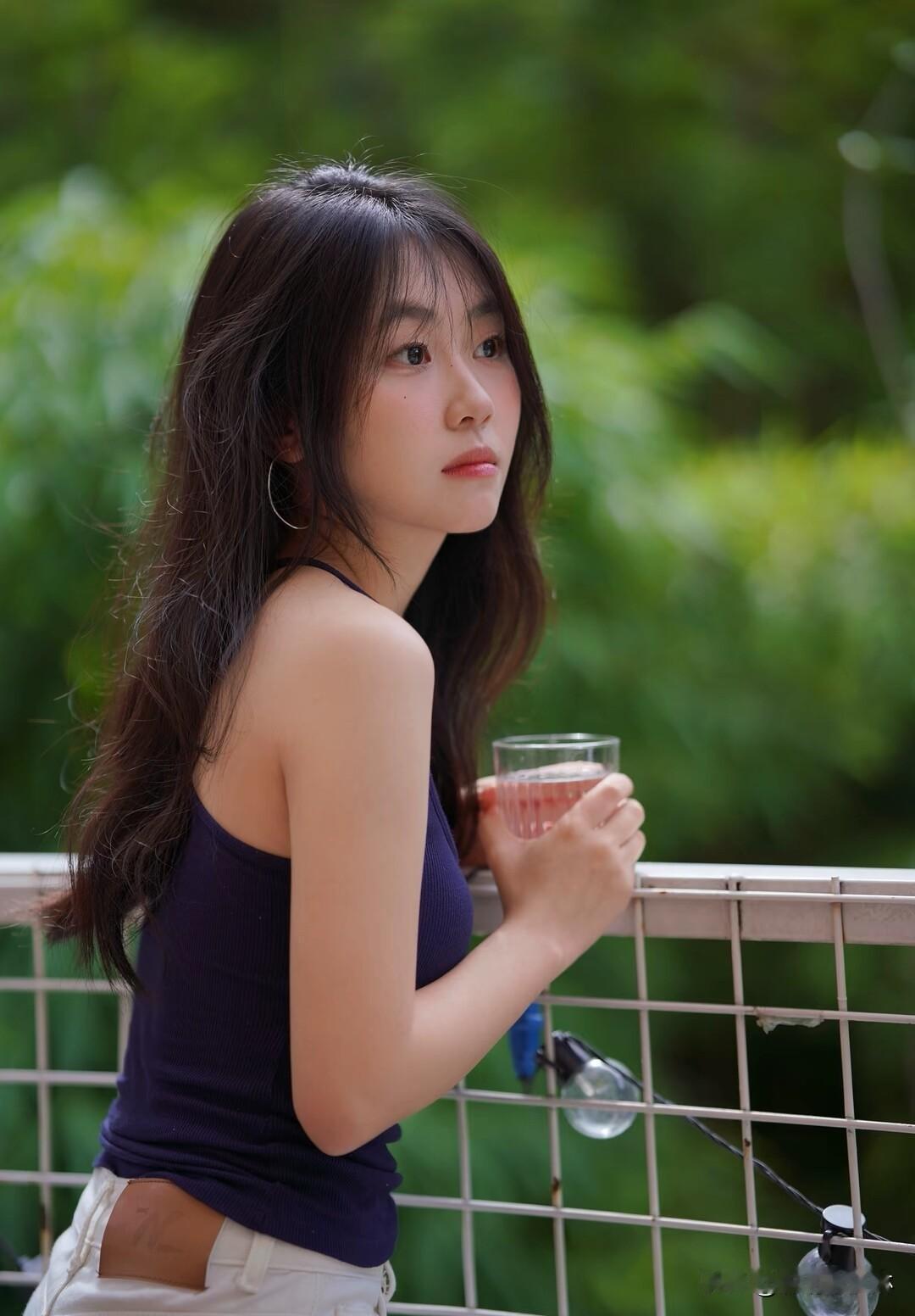 一杯冰水，一片清凉，享受这宁静的午后时光。