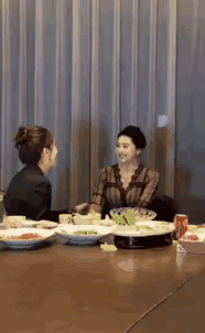 半老徐娘跳起舞来，仍然韵味十足气质范老阿姨 花季老阿姨 过半百老太太 广场上老阿