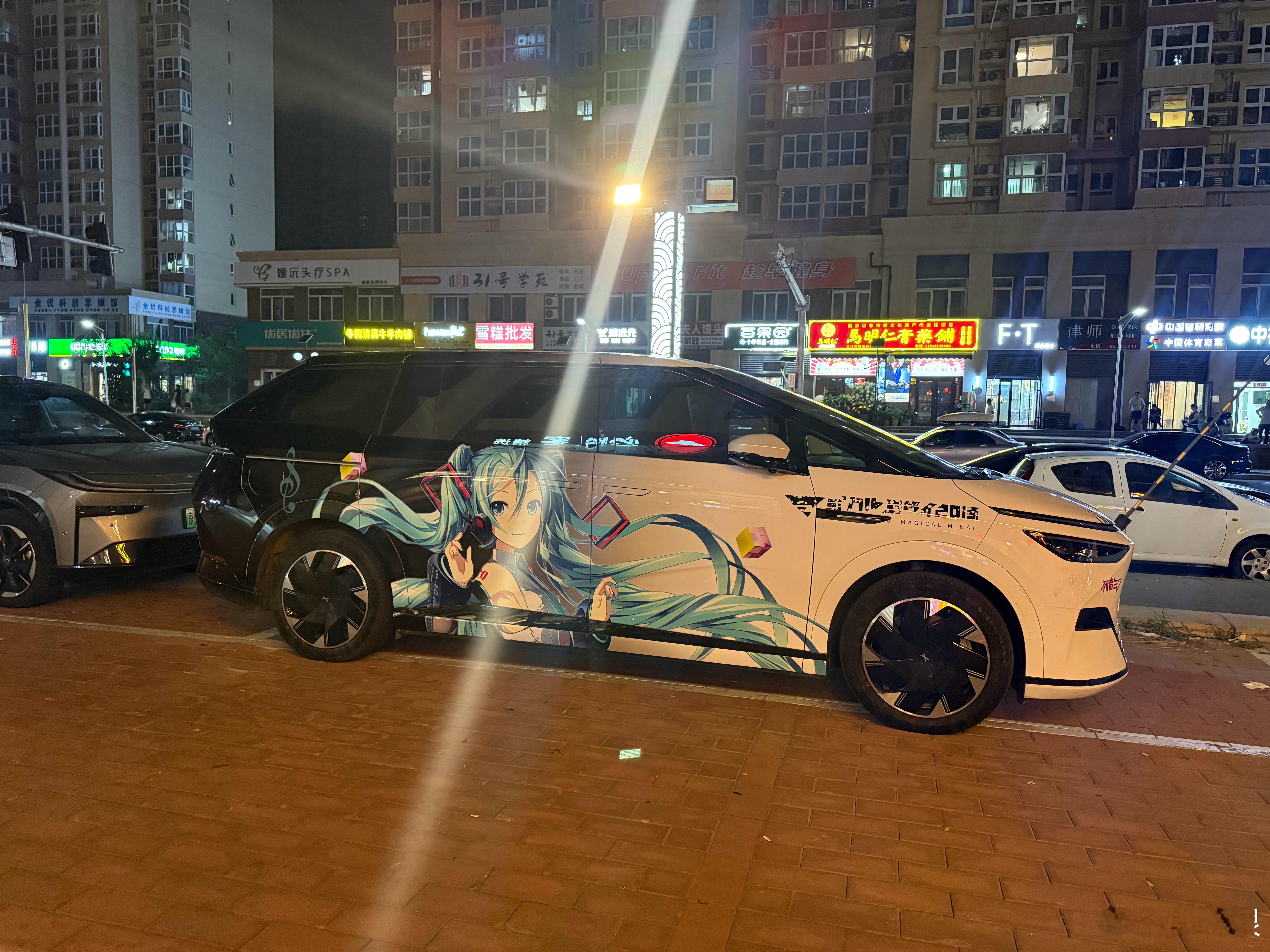 昨天和吃饭，我开车跟在后面，姐开车太猛了。真是又快又稳，一骑绝尘，马路上最有素质