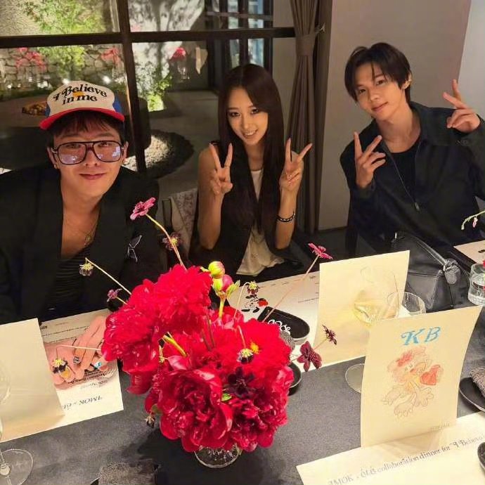 权志龙将太郎吉赛尔合照韩娱神仙同框！权志龙、将太郎、吉赛尔同框参加晚宴，这跨代的
