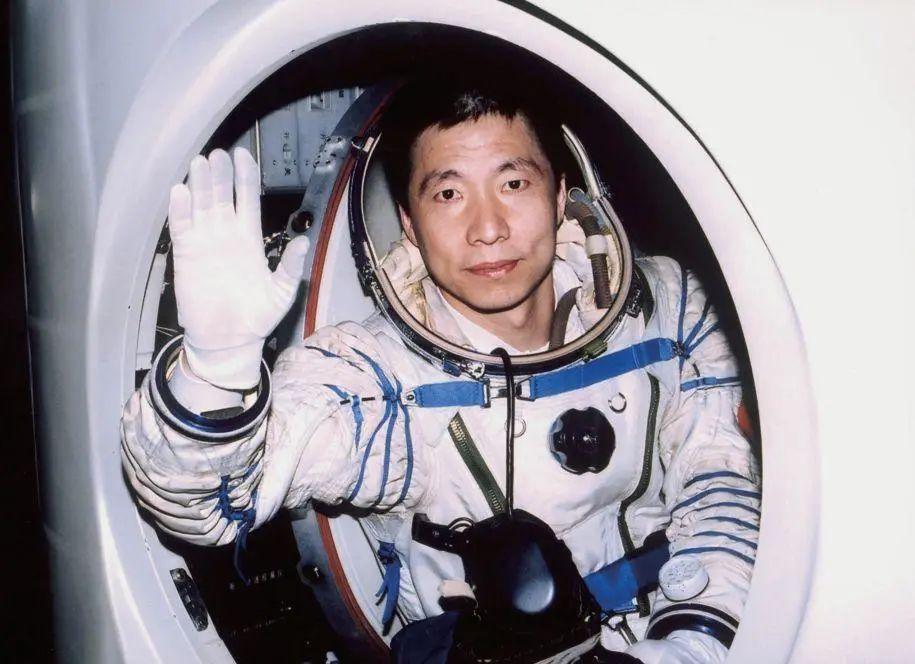 杨利伟退休待遇揭秘，没有巨额奖金，只有终身金钟罩式保障，医疗监护与家庭安全贯穿一