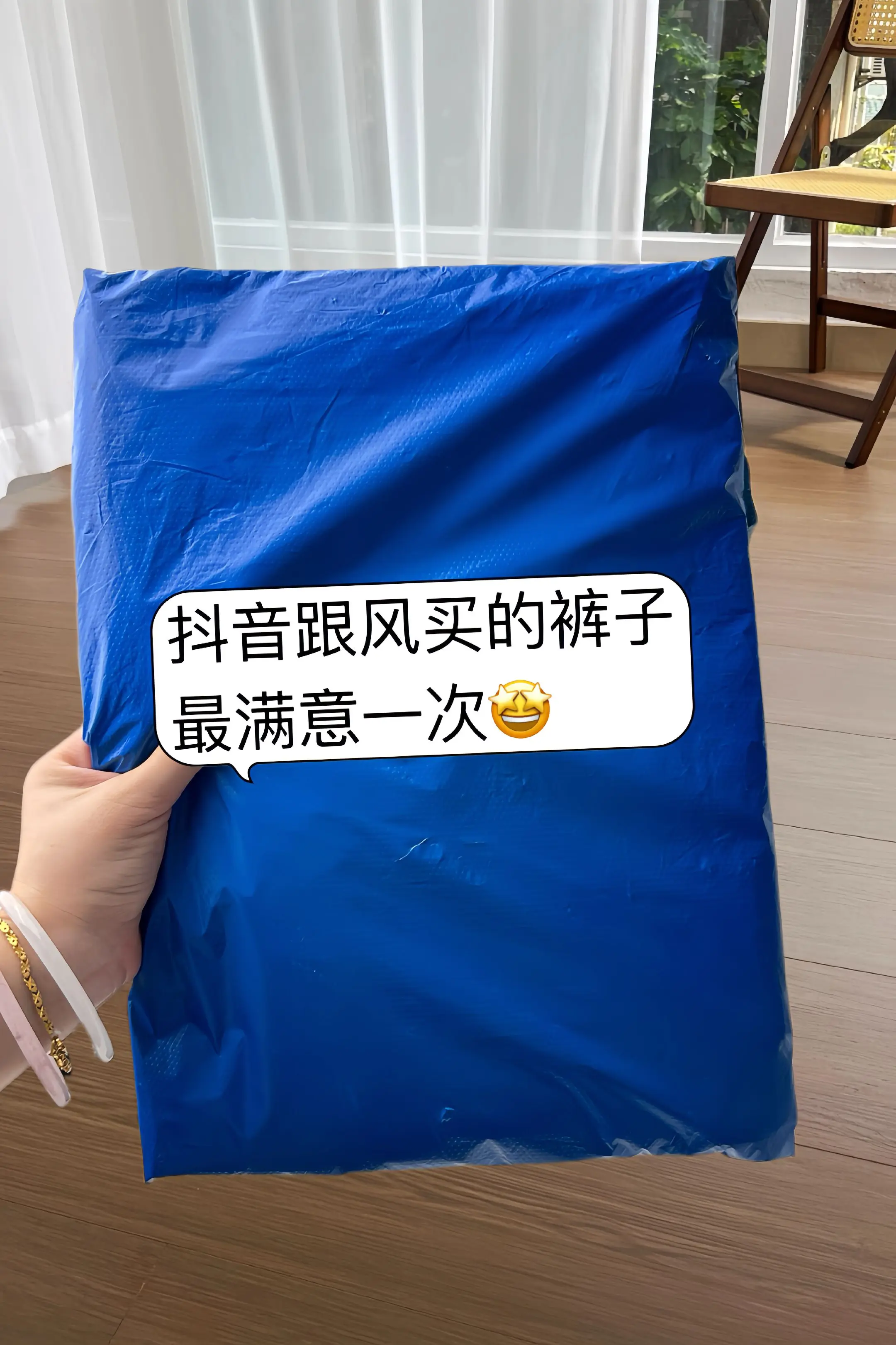 姐妹们！挖到超绝白裤子！夏天穿太香啦！完全不透，蹲下弯腰不尴尬，冰感速...