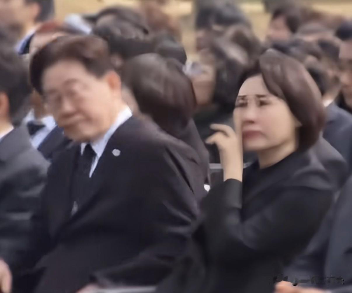 《韩国总统李在明是暖男》
       李在明妻子金惠景，人美心善，对丈夫政治目