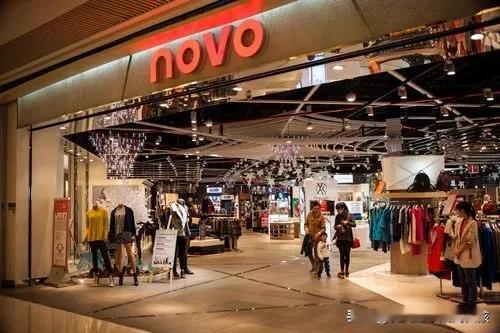 今天去逛街，我发现一些服装店，或者其他店面的服务人员的穿着都特别时髦。时尚的衣服