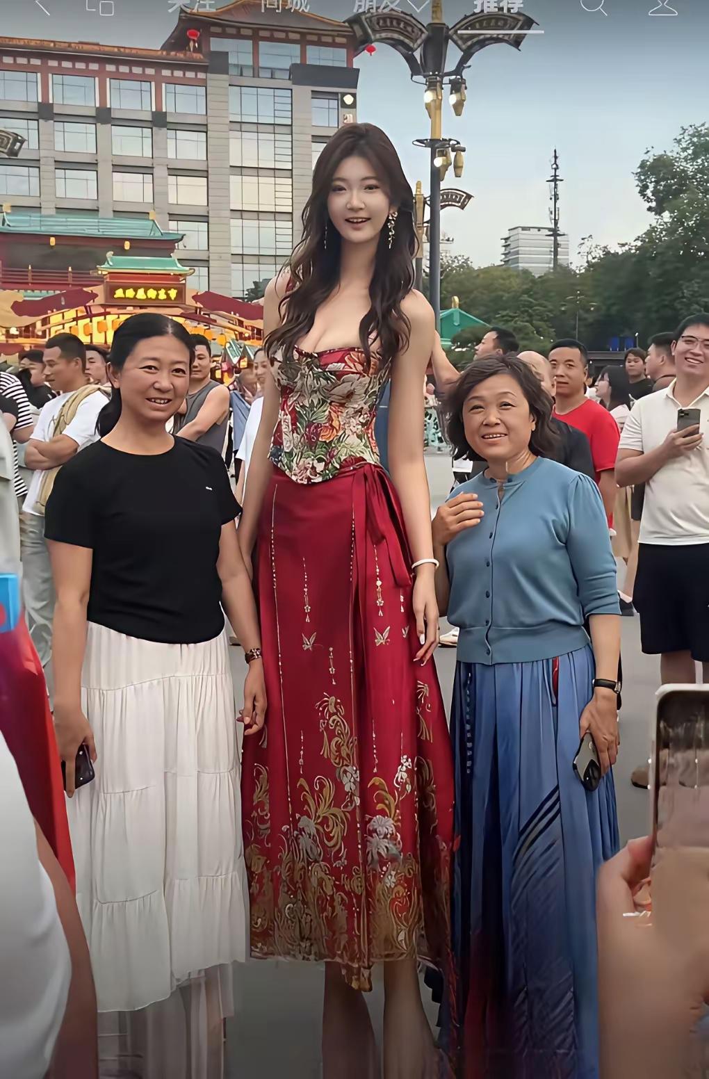 这个美丽的女孩有2米多的身高，不用找别的工作了，只需在景点打卡，就能挣到好多钱！