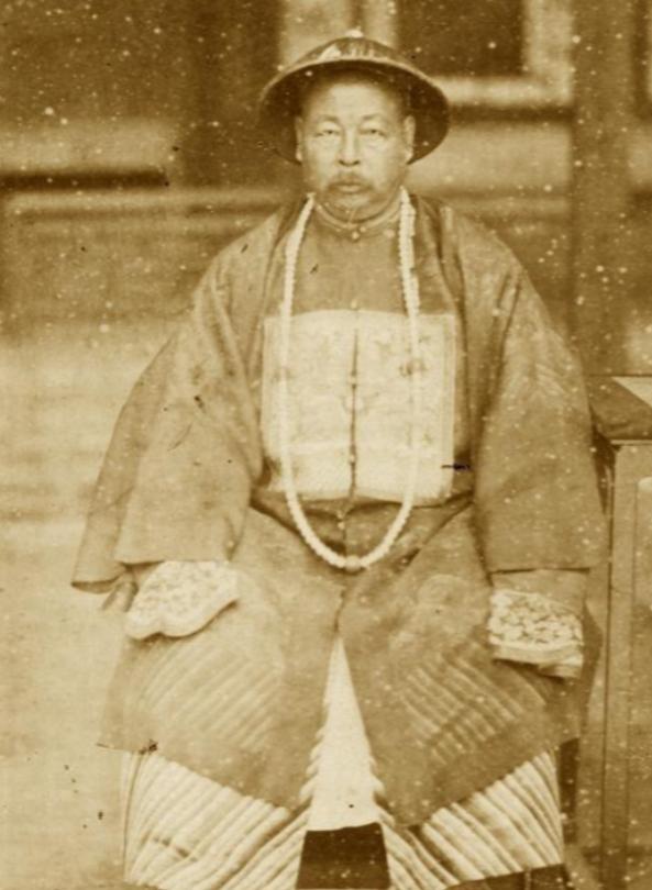 左宗棠将新疆收复后，回宫途中遭遇了崇文门太监的拦阻。这位太监自以为高高在上地说道