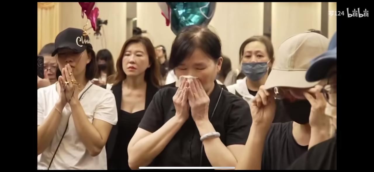 没想到小于在湾湾也这么受欢迎，

在恩师孙总给他办的仪式上，

来了很多的人与他