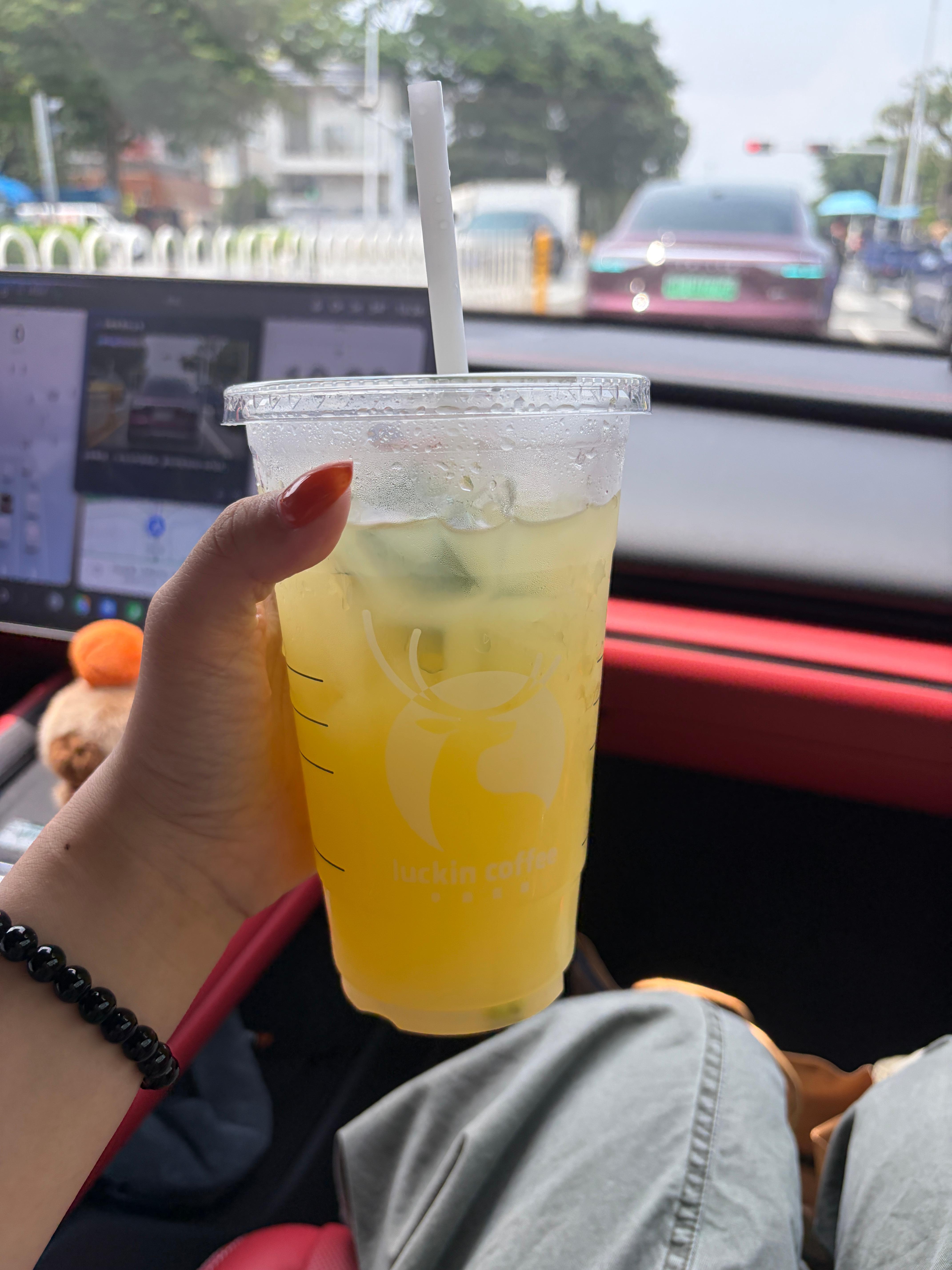 去见波比的路上 连风都是甜的！这个小青桔冰茶是真好喝！ 超大杯都不够喝 