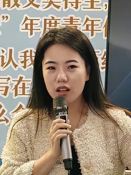 贾浅浅还是有自知之明，一封辞职报告，不让大家为难。

拍屁股走人，就是不差钱！