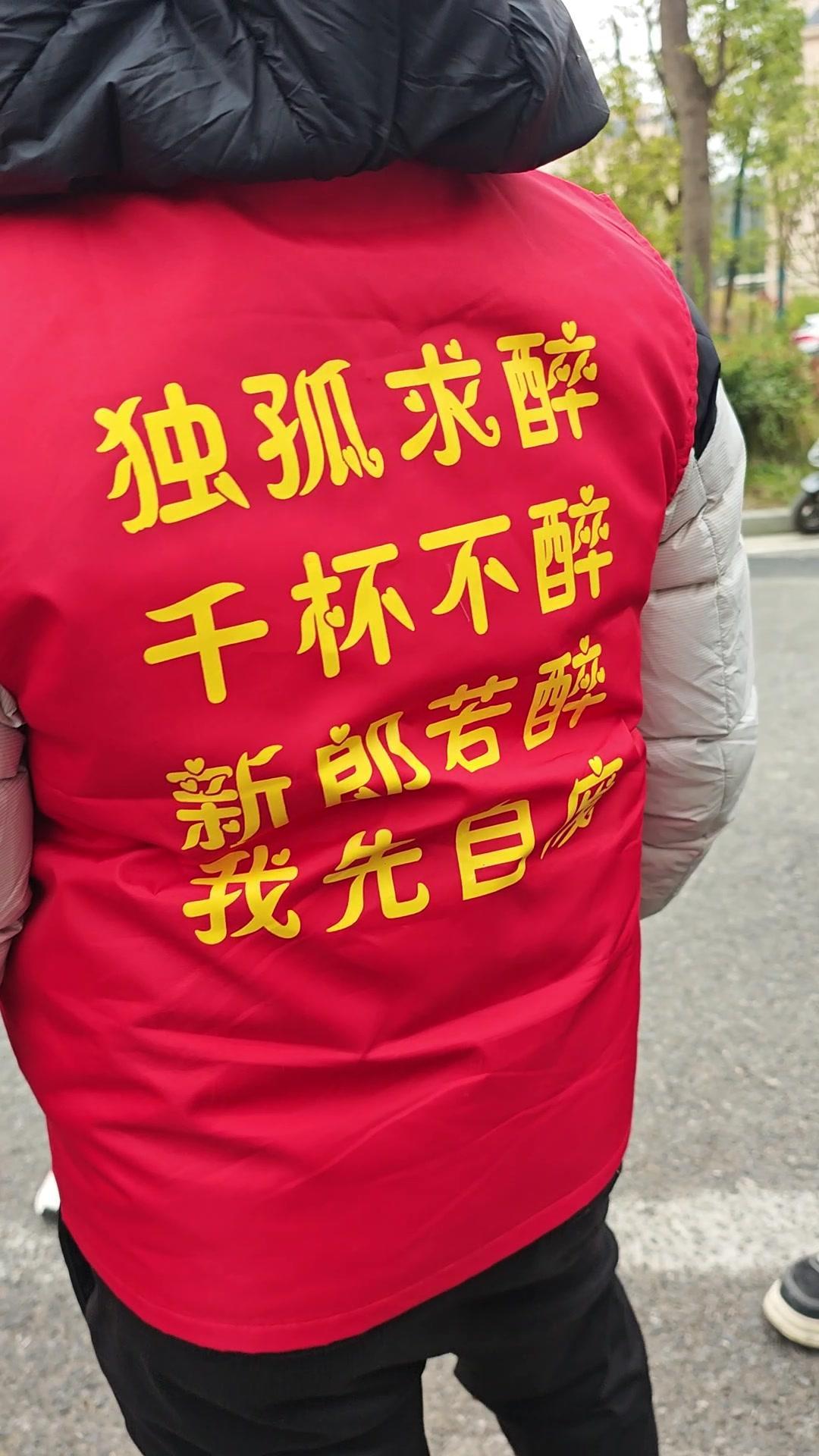 这人酒量一定不错