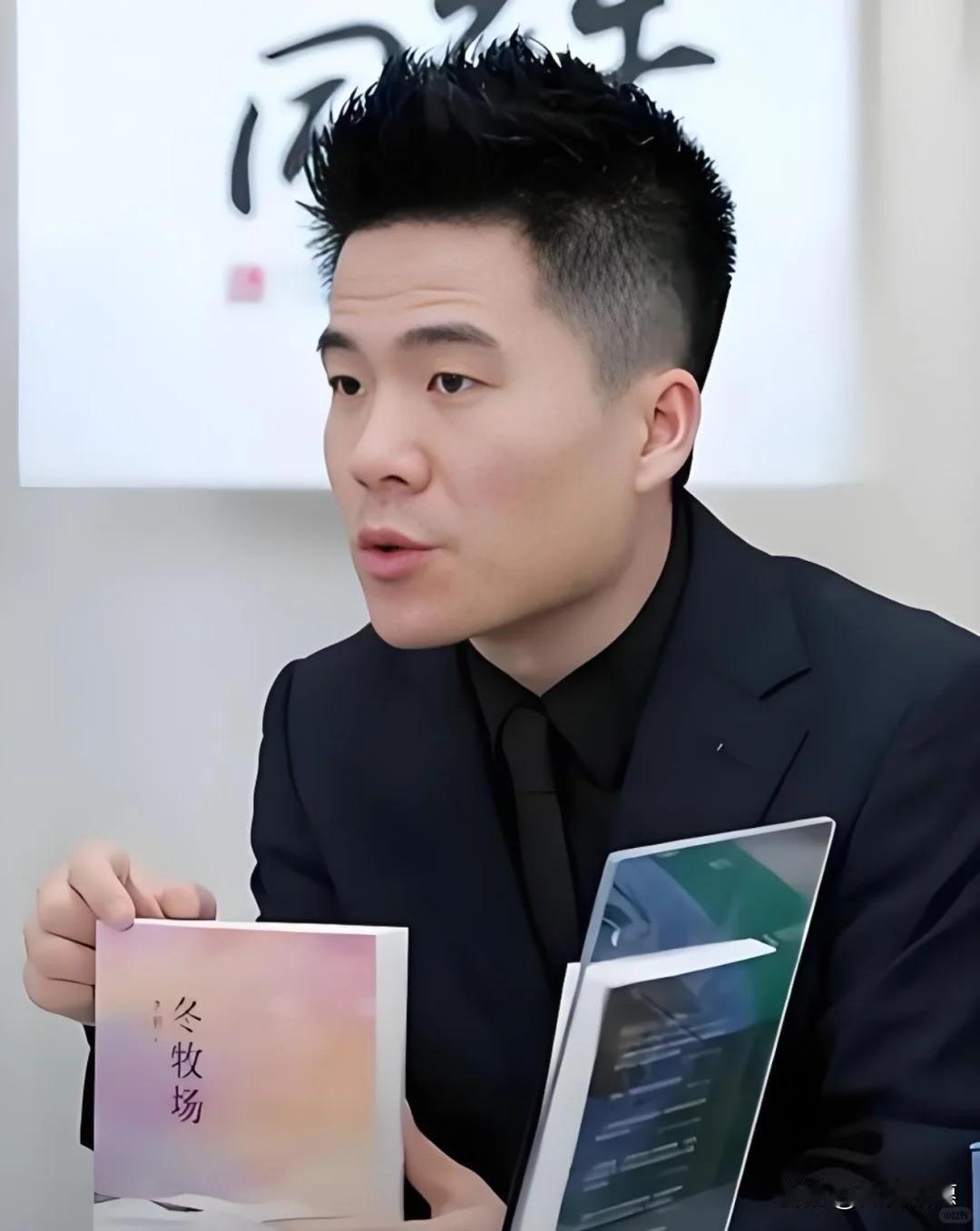 董宇辉的粉丝
也许不是最多的，
但一定是“爹味”最少的。

别的网红直播间，满屏