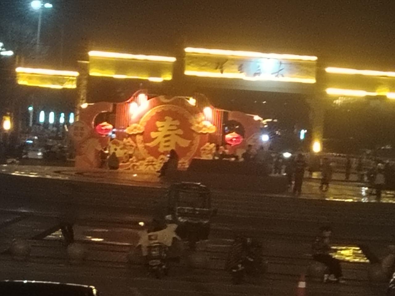 今晚去县政府广场晚练，目标8000步。其实步行锻炼好处多多，就像B站那个60分钟