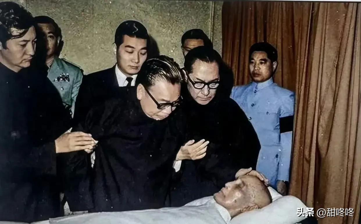 1975年4月5日，台北荣民医院。
去世一小时之后的蒋介石。
他生前眼睛瞪得老大