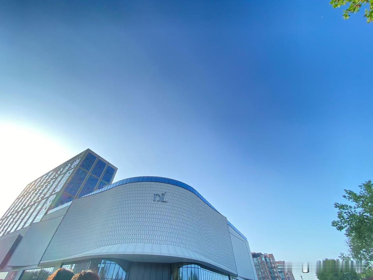 天还是原来的天，空间还是这个空间。风在吹，雨濛濛。