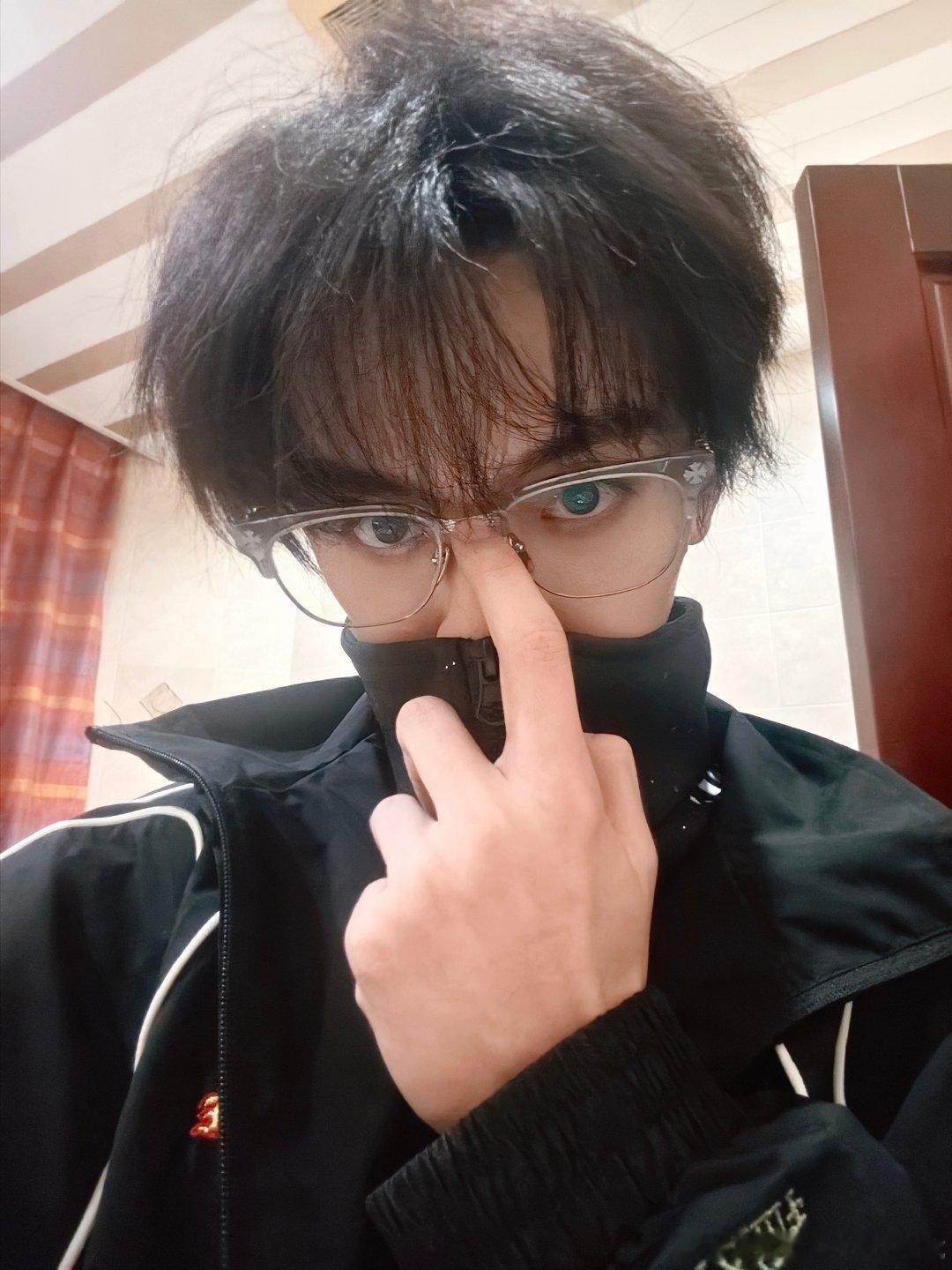 左航新眼镜上脸图左航换新眼镜了   速报，左航换新眼镜了新眼镜上脸图也太帅了吧，