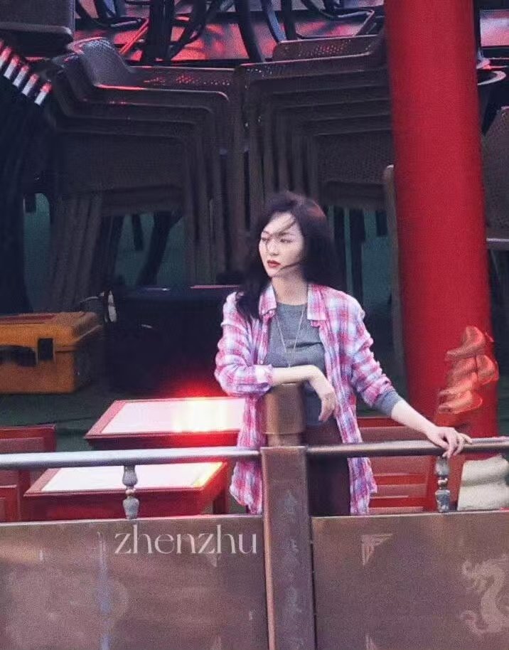 唐嫣人之初人设 舞台上是镶钻旗袍配大波浪的风情歌女，生活里是藏着命案秘辛的复仇者