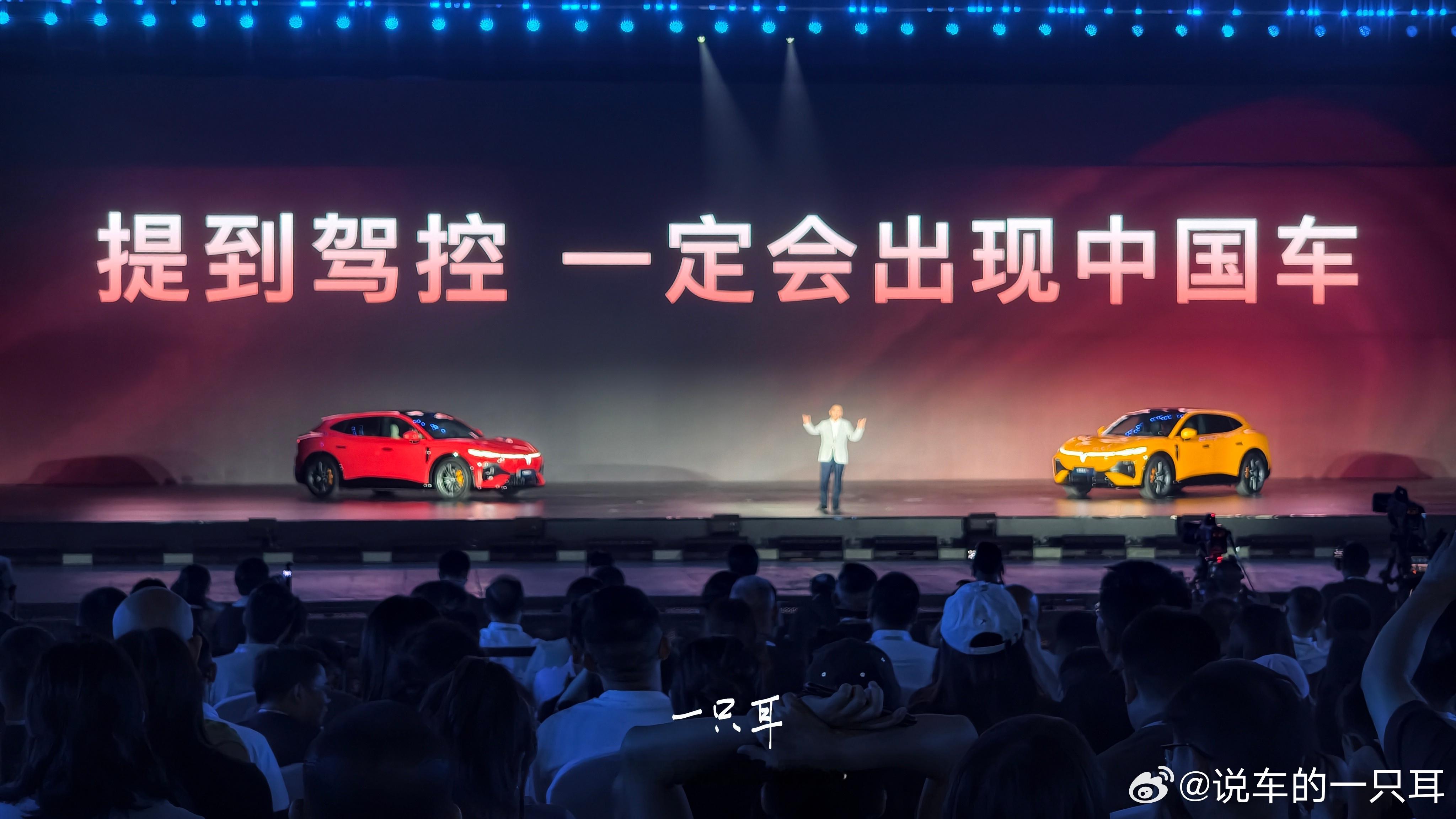 岚图追光S上市了：往前翻，玩大回环那个。两驱Max（81kWh）：22.39万元