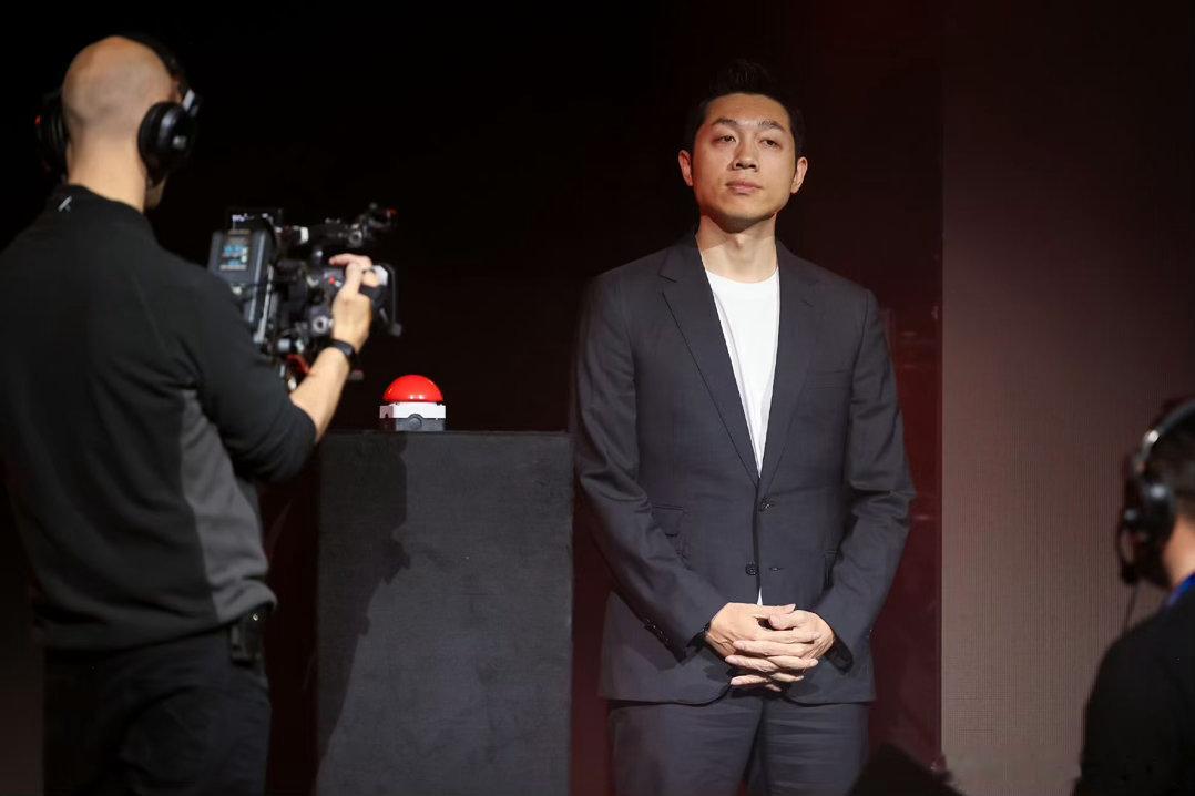 西装革履赴约乒坛盛宴！许昕亮相伦敦世乒赛团体赛1/4决赛开场，自带光芒点燃赛场氛