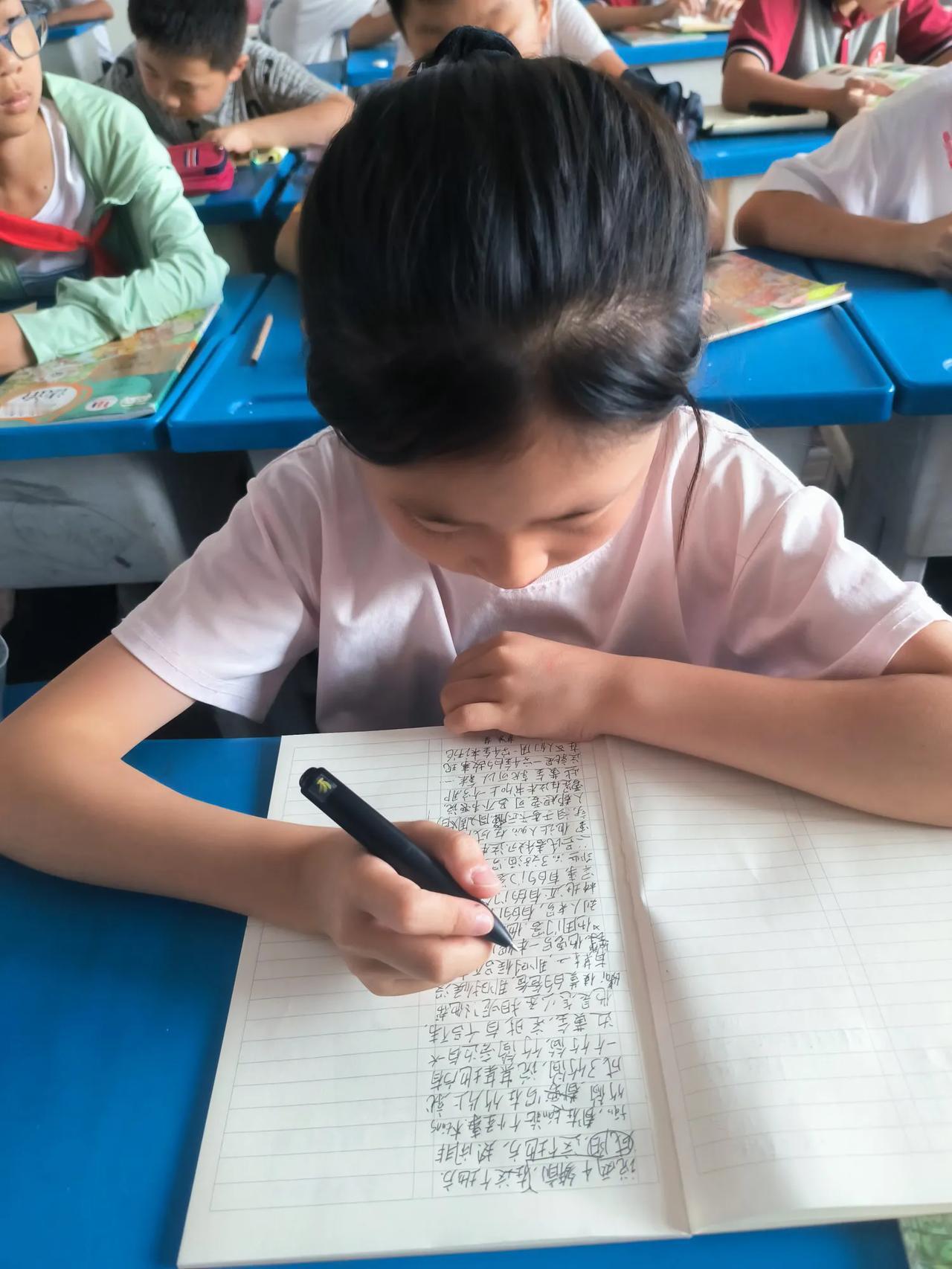学生随便说话，乱糟糟的，不仅影响其他学生听课，教师讲课情绪也受影响。特别是小学低