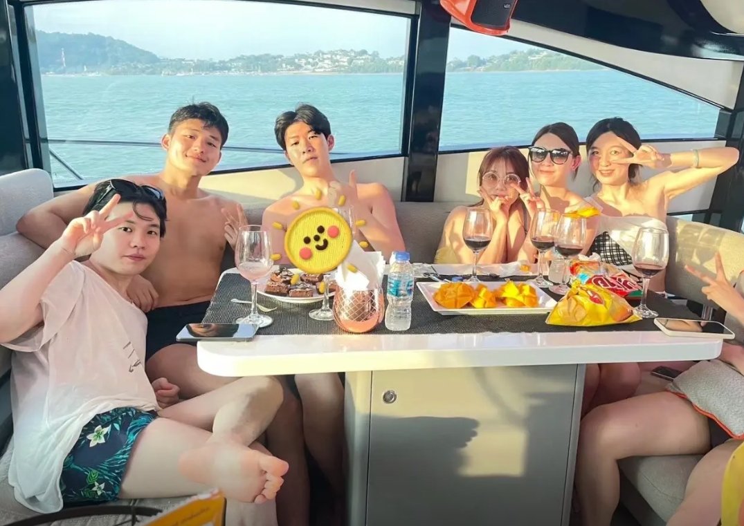 Theshy肉鸡一起去泰国旅游了身边好多美女啊，怎么没看到小钰？#LPL##英雄