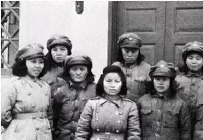 1942年，7名女战士被日军围攻，日军竟然色心大起。然而，就在他们靠近女兵时，突