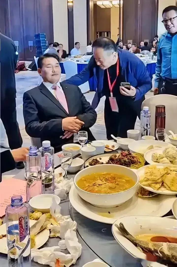 大衣哥朱之文真是底层逆袭的典范，从没钱没什么文化的一个农民，到现在日进斗金，成为