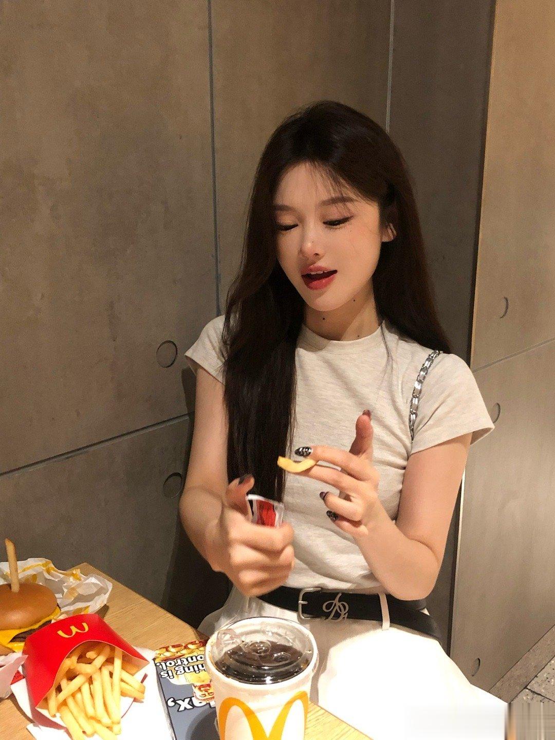 吃堡堡🍟没烦恼- ̗̀ ꪔ̤̥ꪔ̤̮ꪔ̤̫  ̖́🍔 ​​​