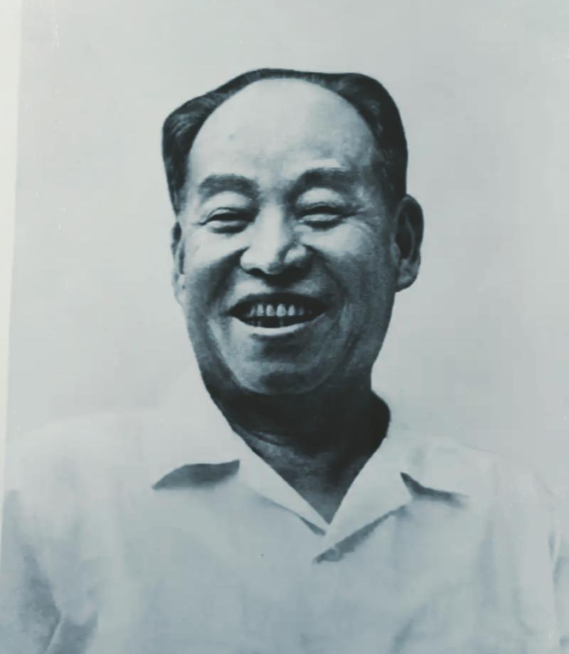 彭冲（1915—2010）。福建漳州人。1933年入团，1934年入党 。抗战时