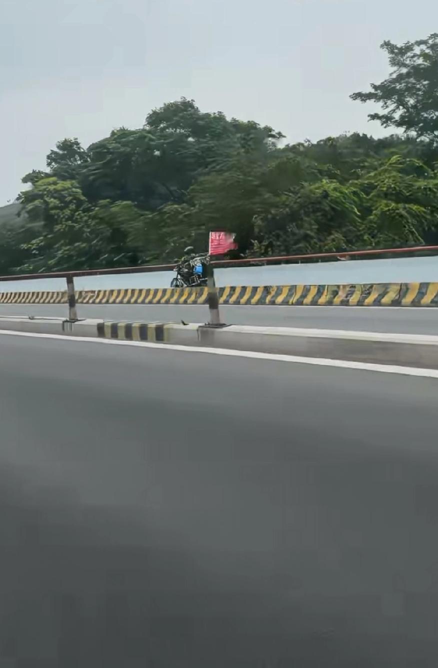 远远望去还以为是这个骑行的人
后面插一个红旗
离近一点才发现是一个寻人启事
是一