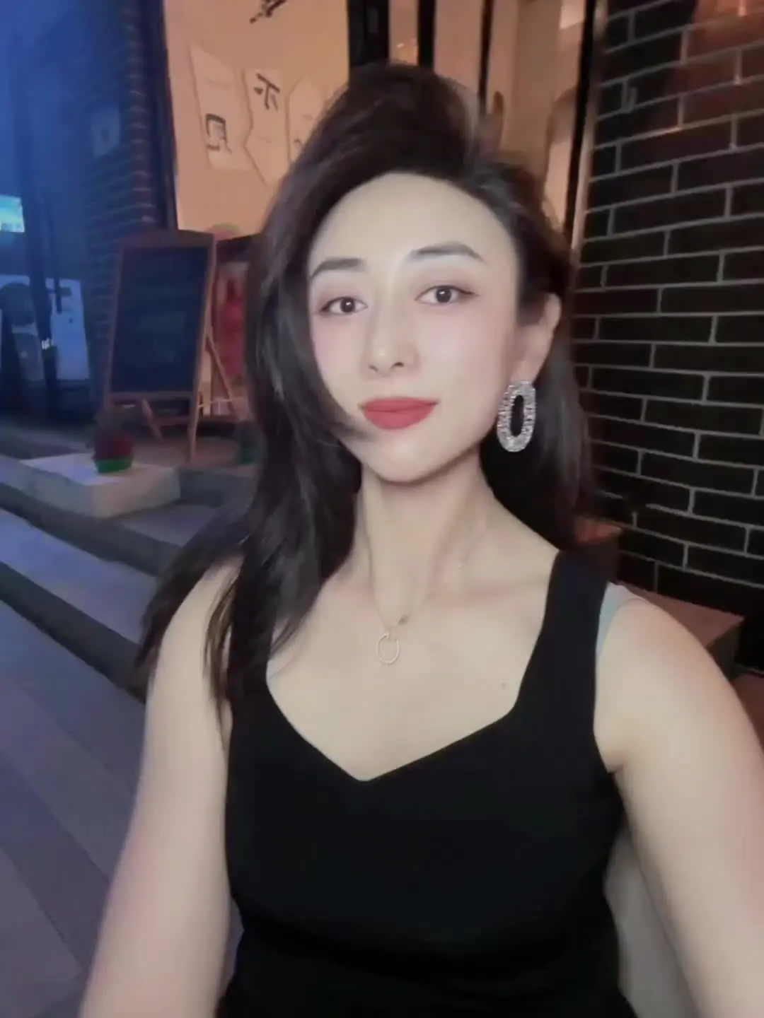 人到中年，无法控制的事情太多了，无论你活成什么样，都会有人说三道四，一...