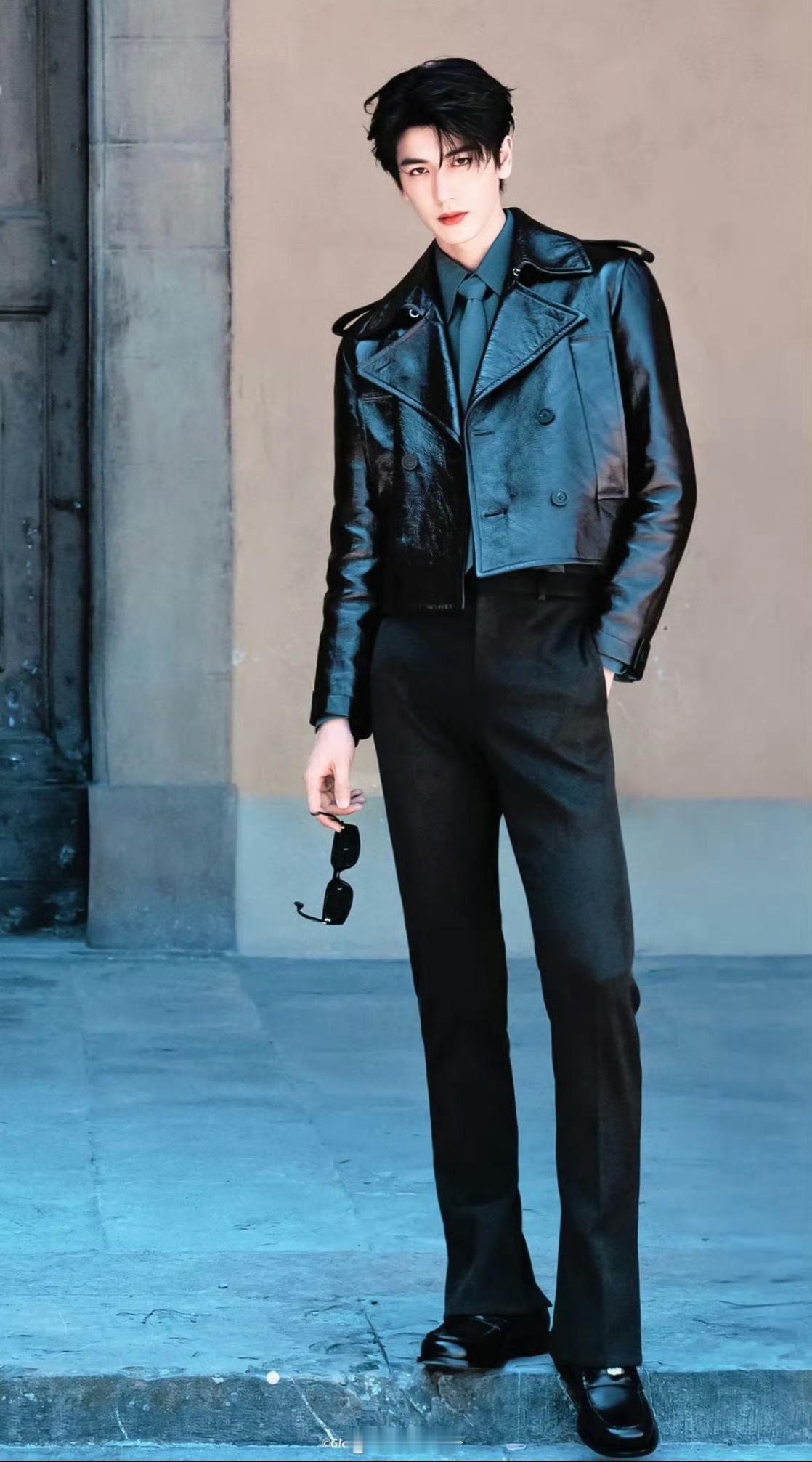 张凌赫手里的刀一米六1米6的刀在1米9的身高面前都是洒洒水 