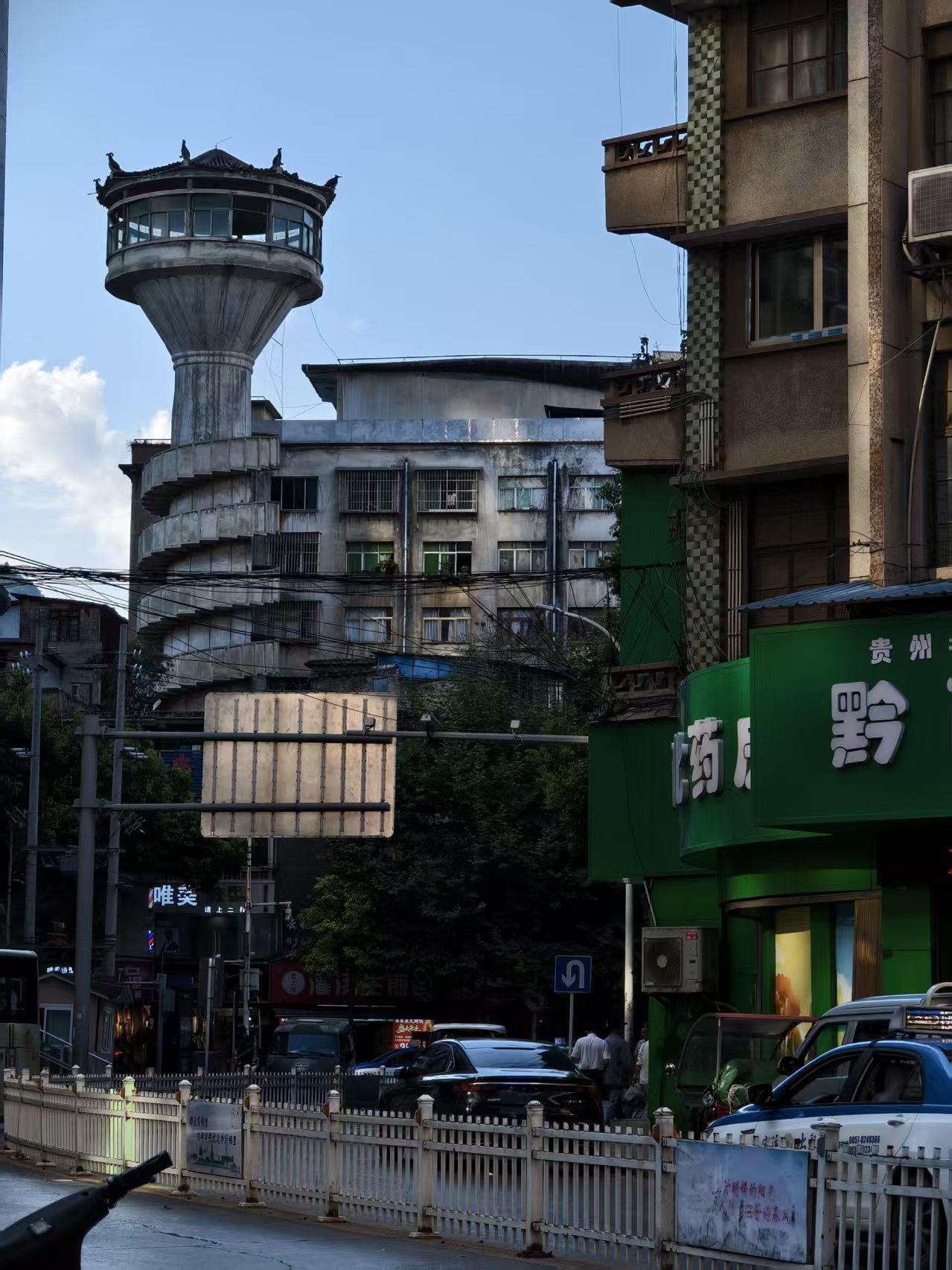 在毕节威宁附近看到一个圆形建筑，不知道做何用途，感觉已经废弃了。有毕节的朋友出来