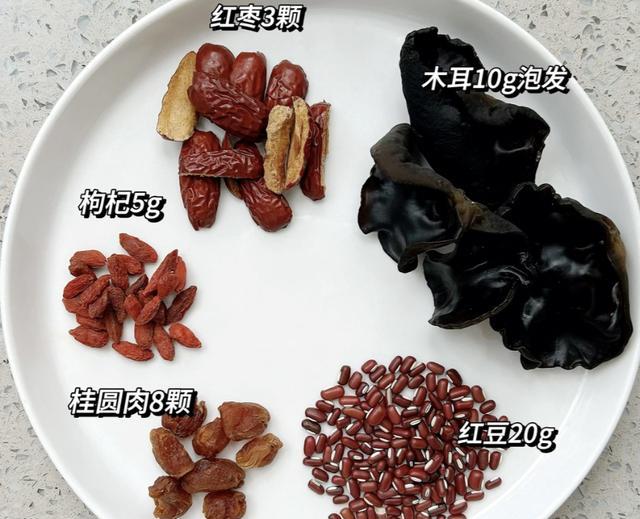 六十岁像四十岁？真有这好事！隔壁王姨悄悄喝了大半年，我愣是没认出来，这脸嫩得能掐