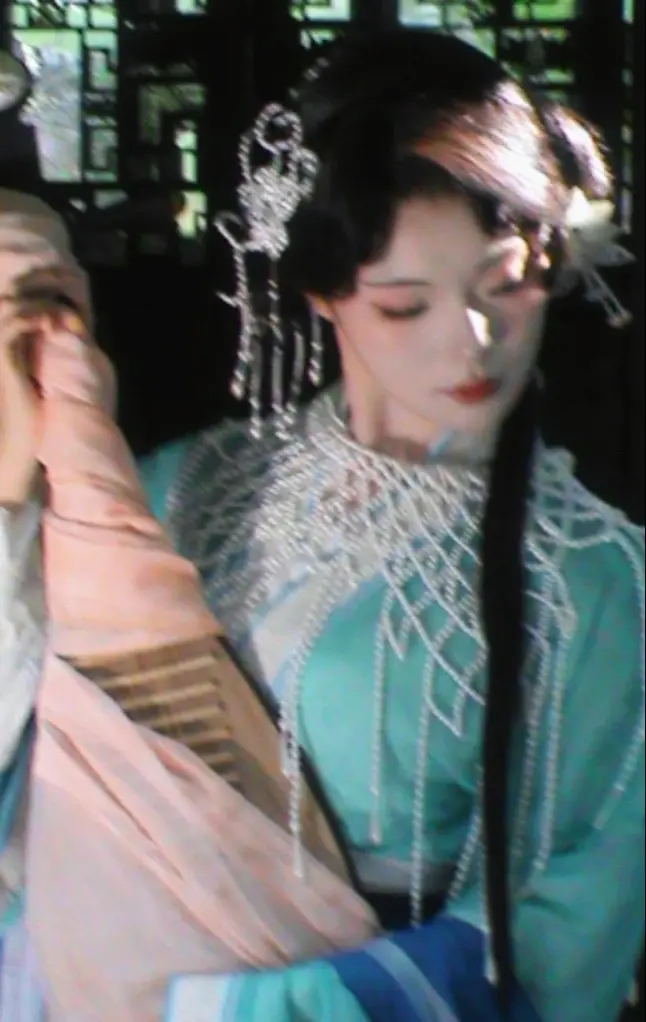 怎知春色日。