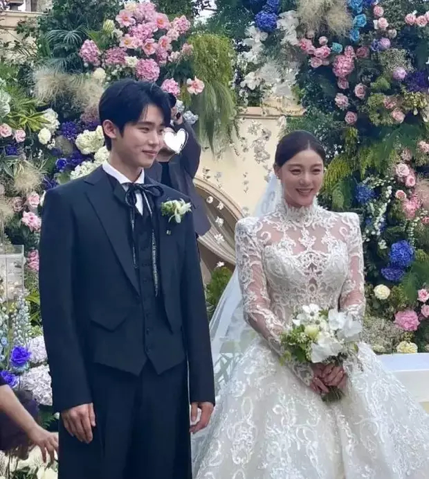 韩国歌手Ailee与丈夫崔时训举办了婚礼，白智英、李茂珍献上结婚祝歌，还有众多圈