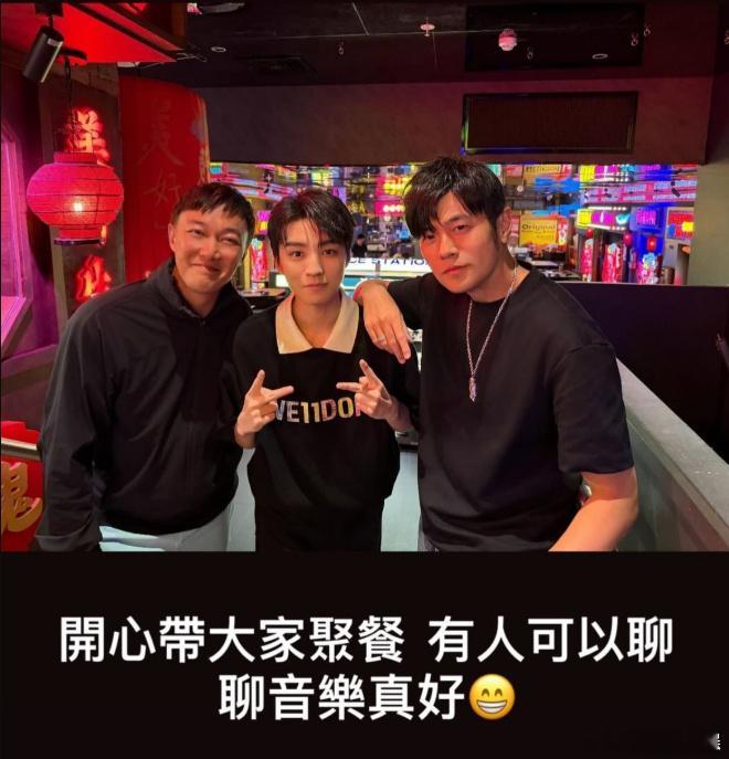 周杰伦陈奕迅王俊凯一起聊音乐周杰伦晒与王俊凯合照 2月2日，周杰伦晒出与的合照：