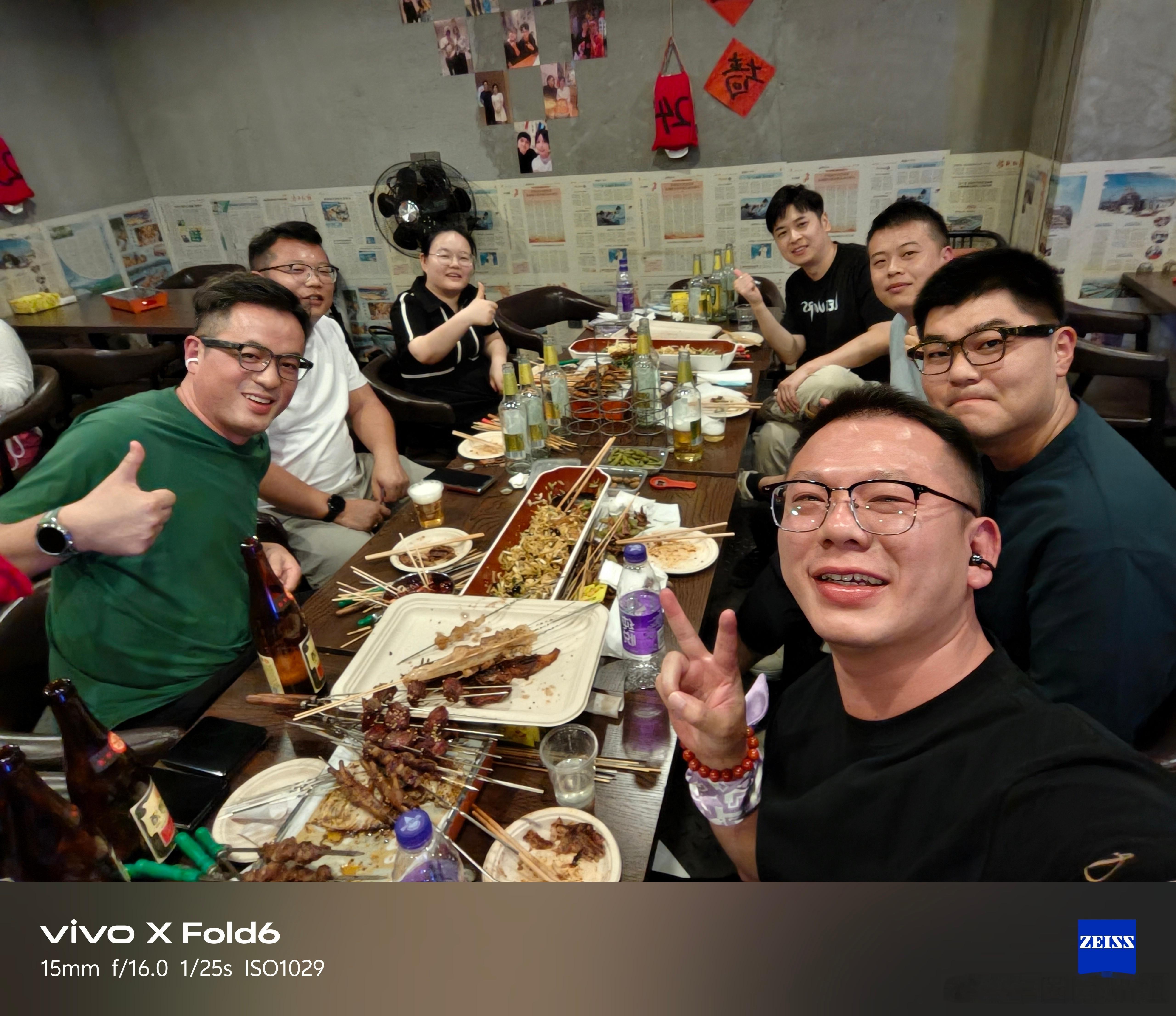杭州网红烧烤，就在杭州网红公寓丽晶国际公寓边上。关键是新老朋友能够一起聚聚，才是