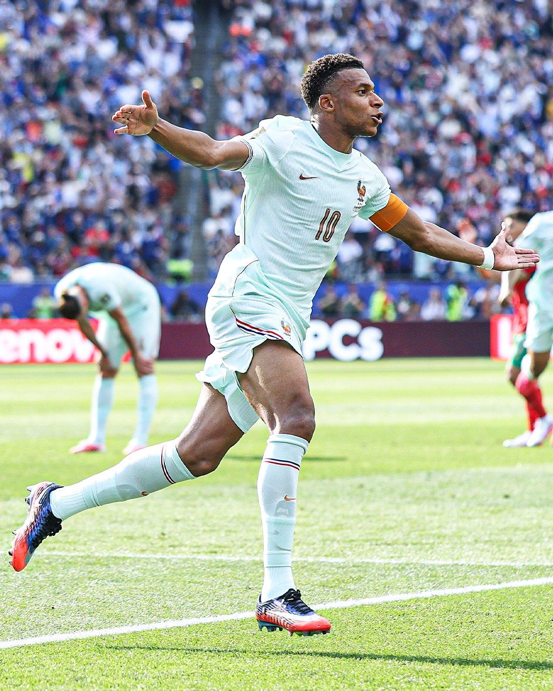 随着法国2-0击败摩洛哥，姆巴佩在本届世界杯打进了8个球，与梅西并列射手榜第一，