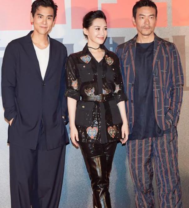 许晴50岁那年，“脱得精光”。姜文在发布会上夸她屁股是“美啊”！


姜文用光影