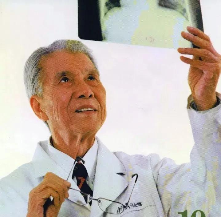 1948年，他不顾妻子反对，用刀划开刚出生3天女儿的后背，看着女儿奄奄一息，妻子