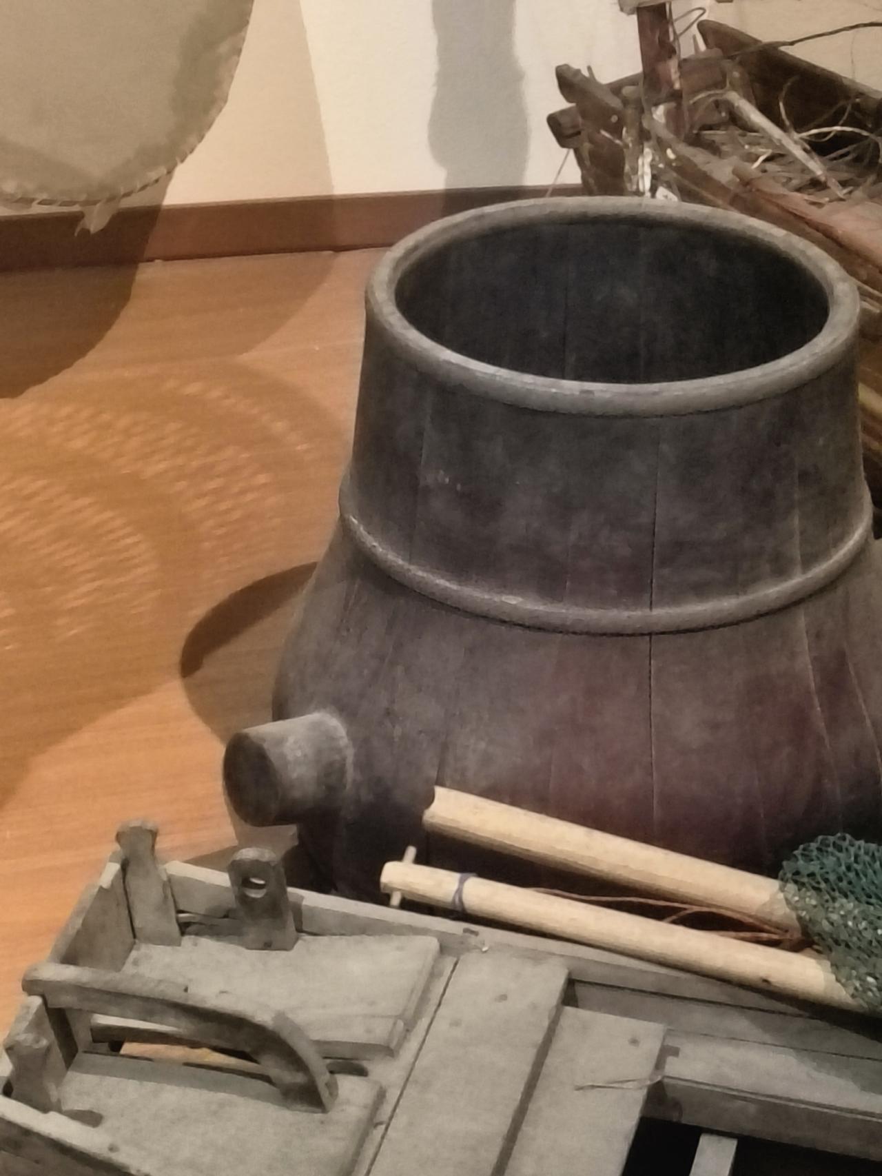 这个物品是啥呢，它是木制的，可能是南方人的家用品，不知道它是做啥的，有友友知道的