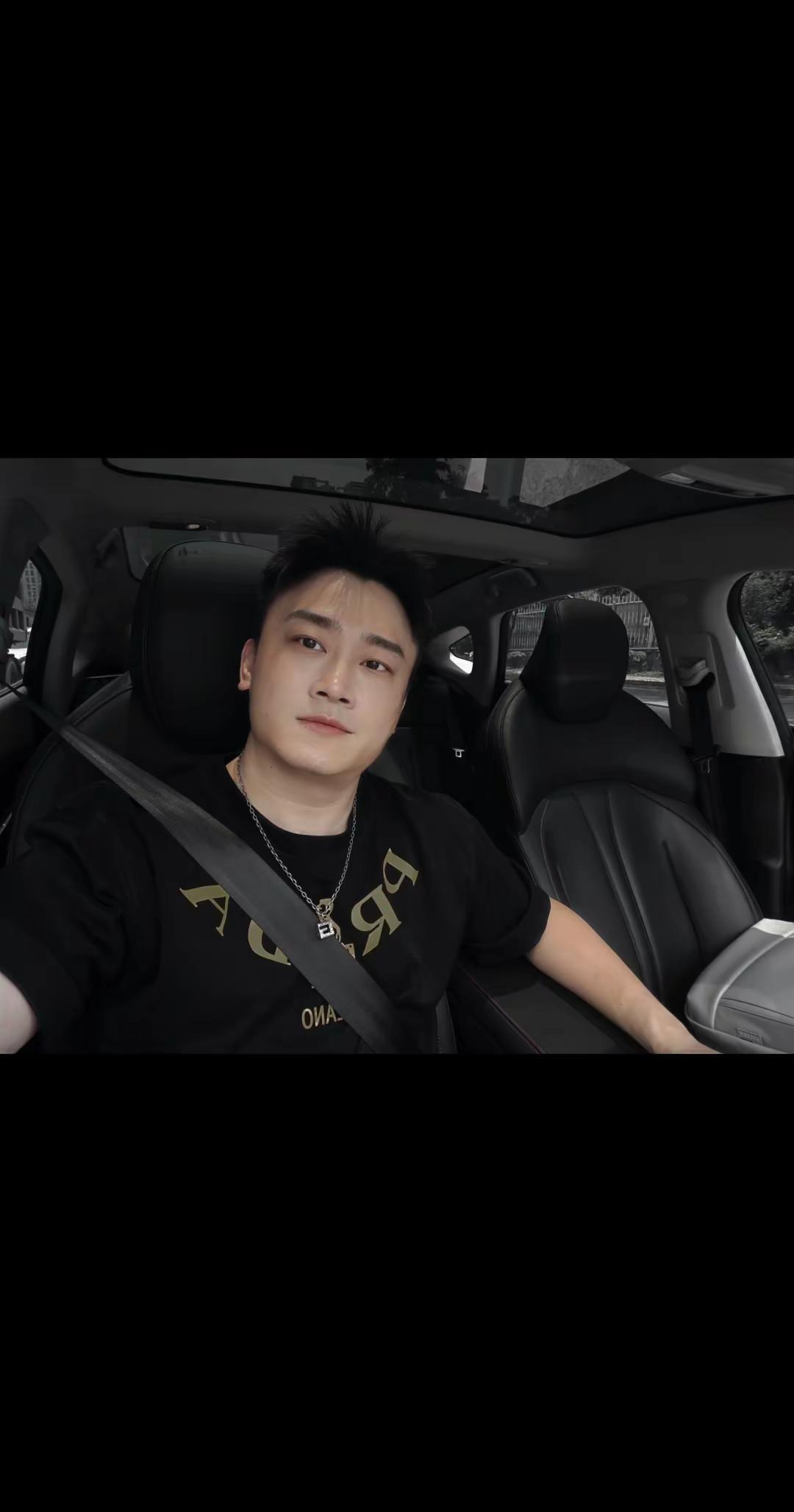 可惜我是水瓶座 感觉一生都在追求纯洁和精神共鸣 精神洁癖和缺乏安全感是最大的败笔