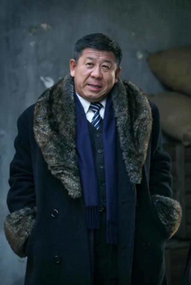 程煜的弟弟有白血病，为了给弟弟看病，没钱娶媳妇儿。一日，弟弟痛哭：“别再管我了，