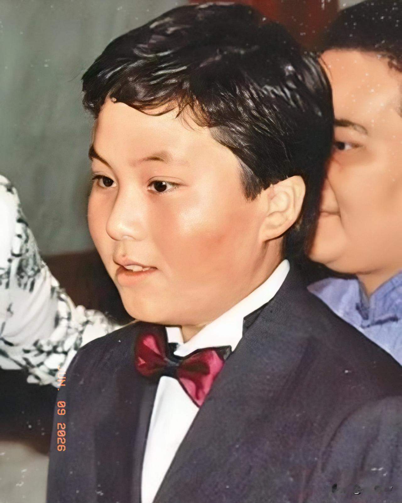 千亿豪门大戏轮番上演，所有人都在争夺名利家产，却唯独漏掉了他。何猷邦，赌王第四子