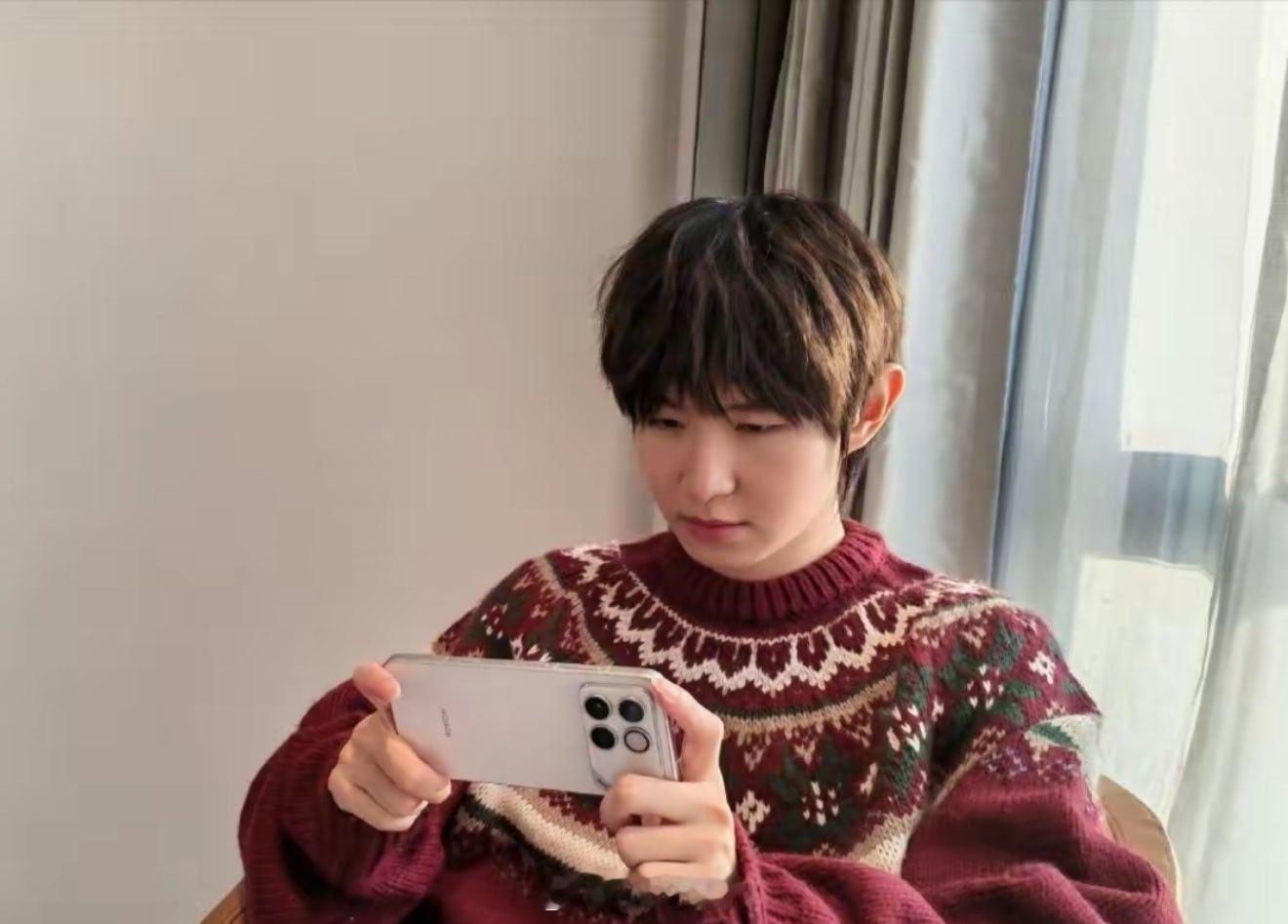 荣耀WIN真机曝光了，金属直角边框看着是直屏，大家感觉怎么样？ 