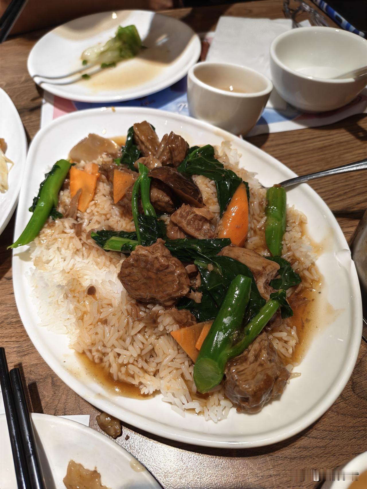 今天跟儿子聊天我问他，我们小时候吃的肉你知道是怎么保存的吗？
他痛快地说，我知道