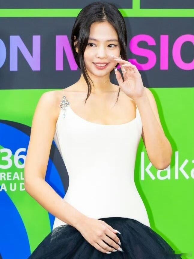 Jennie 妈妈好美2025 MMA红毯上，Jennie着Georges Ho